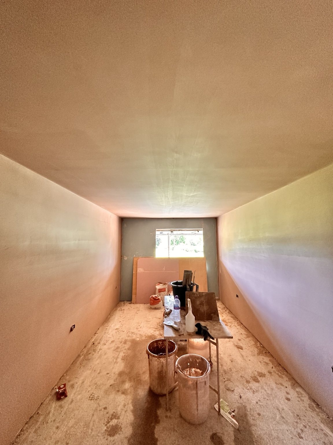 Freshly skimmed room and ceiling by PrimeTouch Plastering